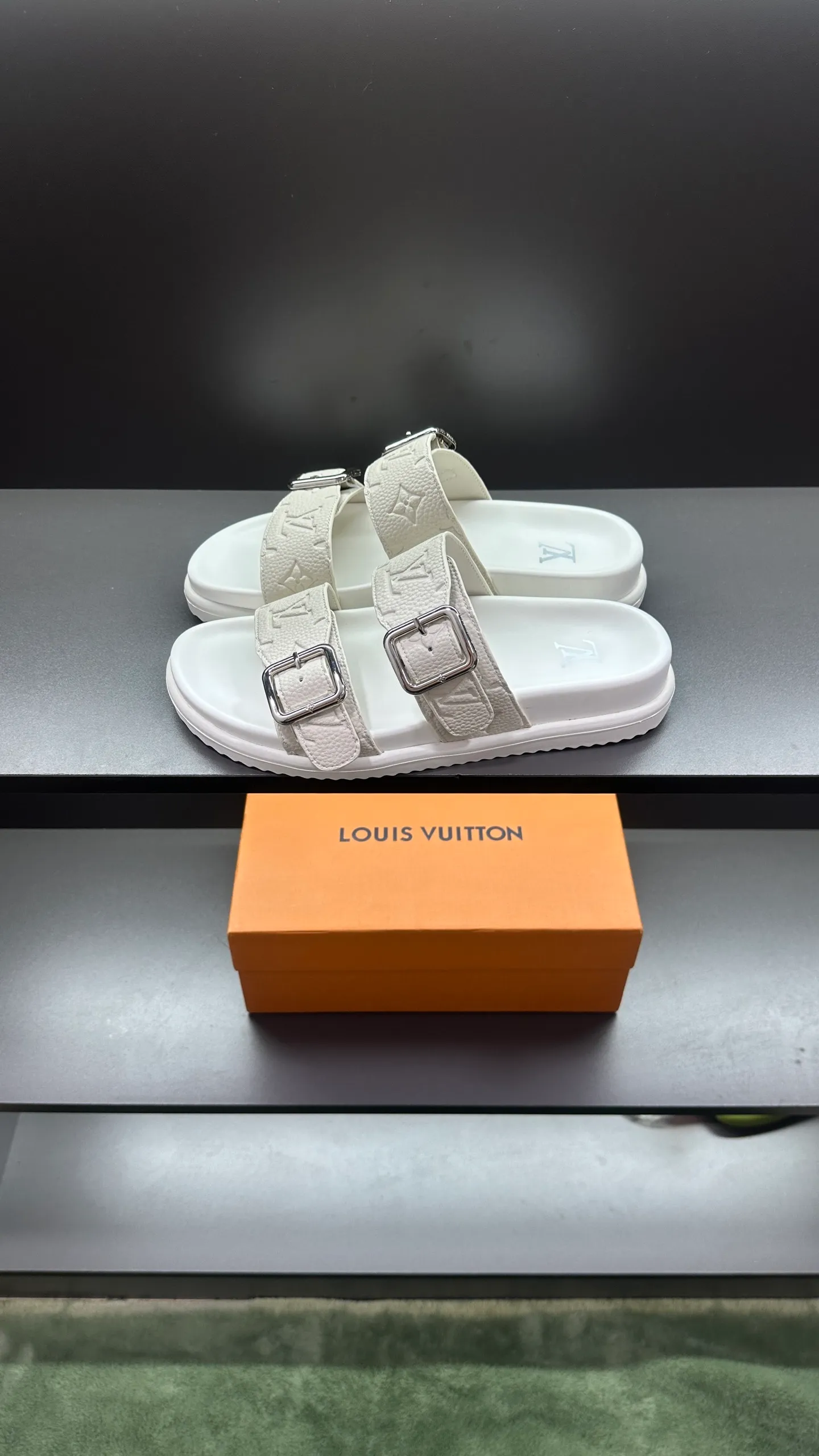 P340 🔍LV Men's Spring and Summer Slippers Counter Synchronization. The uppers are imported cowhide fabrics from Italy, with logo graphics and high-quality craftsmanship. Soles: original soles specially provided by the original factory. Exclusive movable molded soles are super comfortable. Original factory follow-up orders. 🔍🔍High quality. You can enter and leave the counter at will. Welcome to compare. Code number 38-45 No. 058
